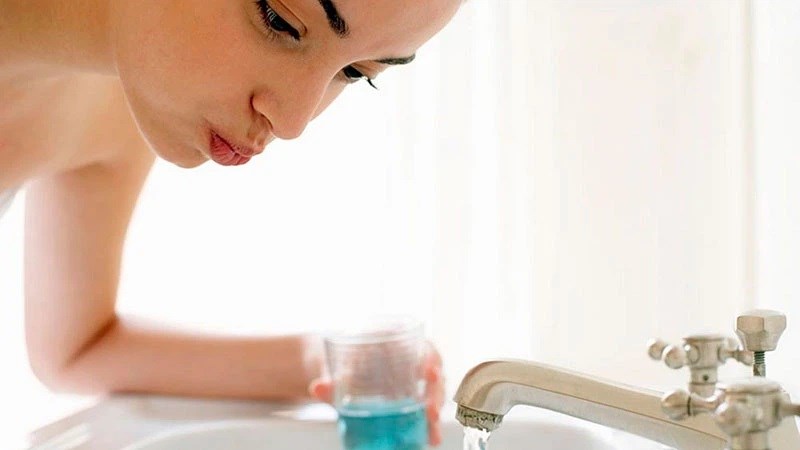 sử dụng nước súc miệng đúng cách